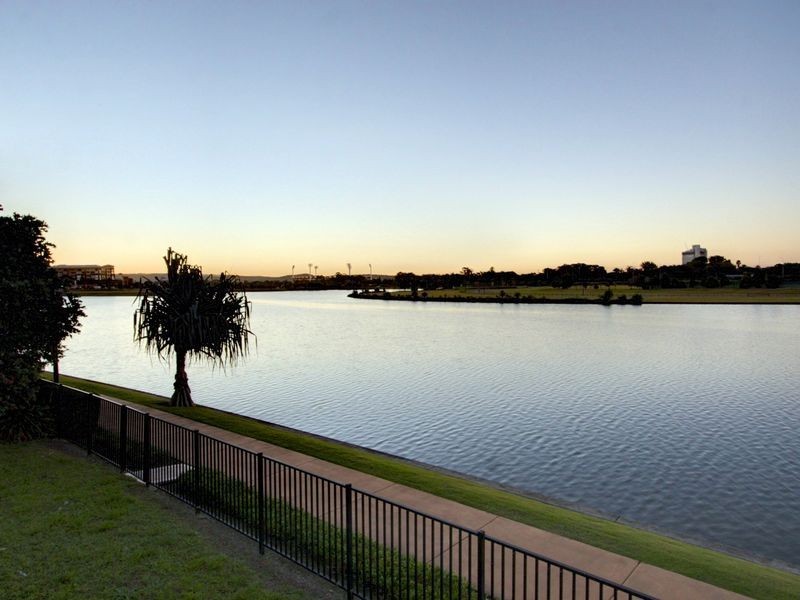 5050 Emerald Islands Drive, Carrara QLD 4211