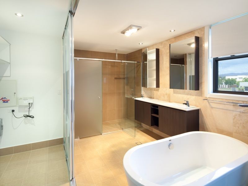 6/5019 Emerald Islands Drive, Carrara QLD 4211