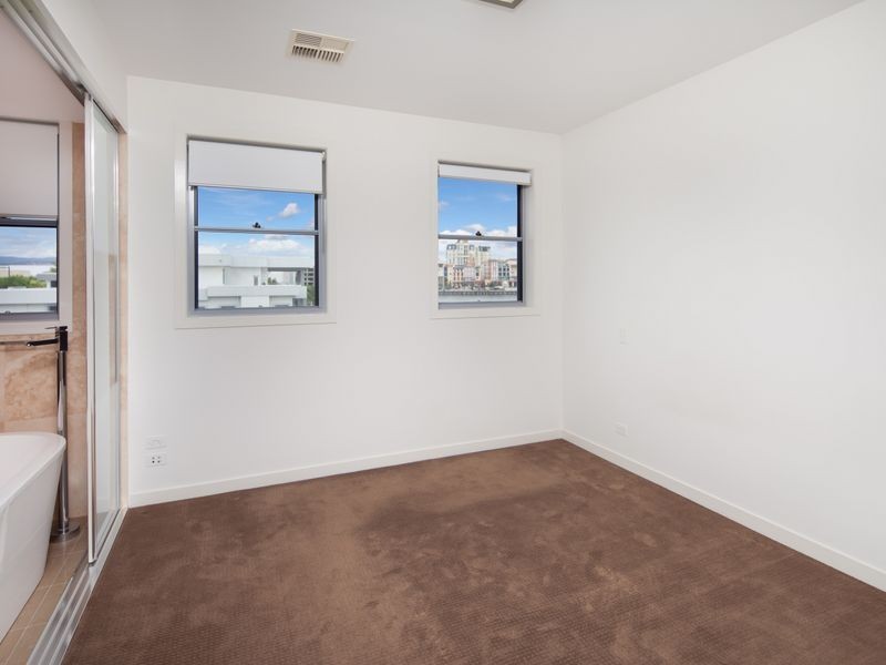 6/5019 Emerald Islands Drive, Carrara QLD 4211