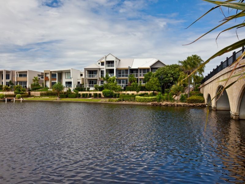 2/5021 Emerald Islands Drive, Carrara QLD 4211