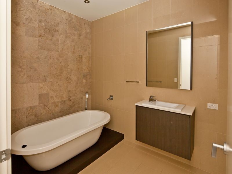 2/5021 Emerald Islands Drive, Carrara QLD 4211