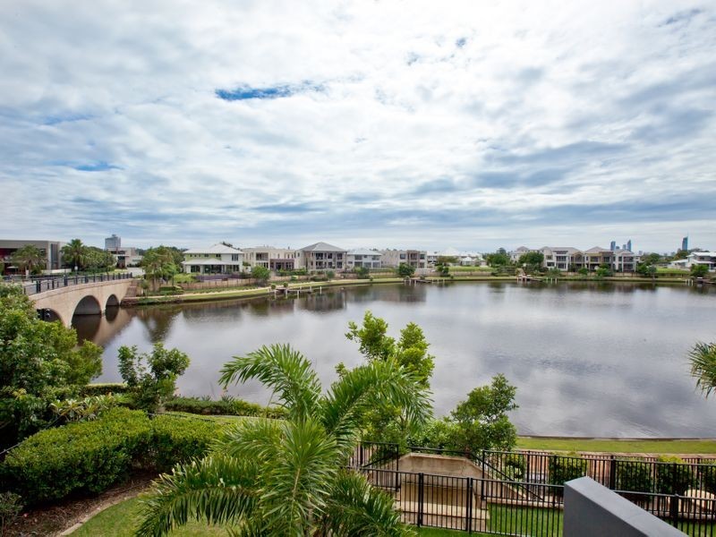 2/5021 Emerald Islands Drive, Carrara QLD 4211