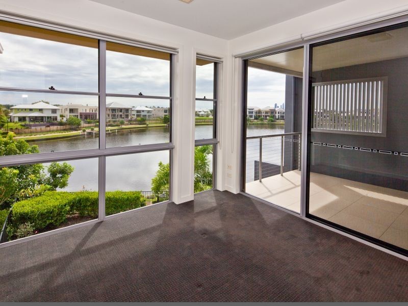 2/5021 Emerald Islands Drive, Carrara QLD 4211