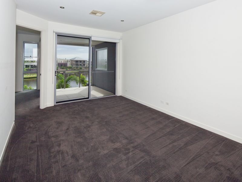 2/5021 Emerald Islands Drive, Carrara QLD 4211