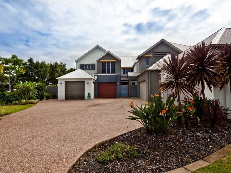 2/5021 Emerald Islands Drive, Carrara QLD 4211