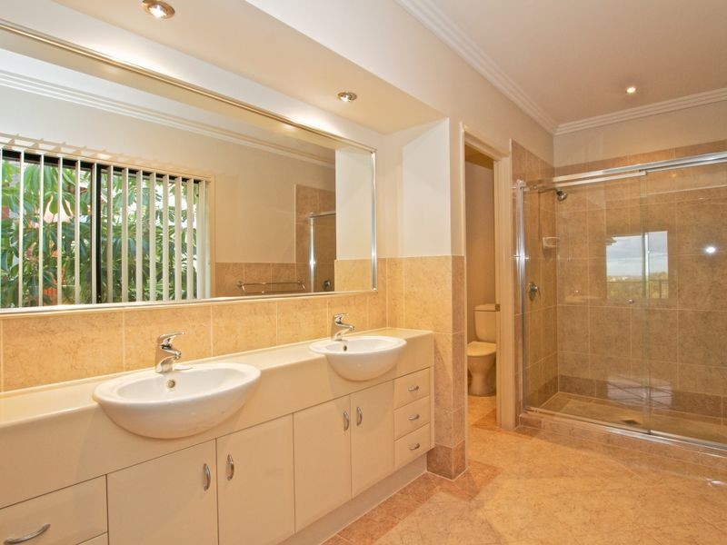 18 Bellavista Close, Highland Park QLD 4211
