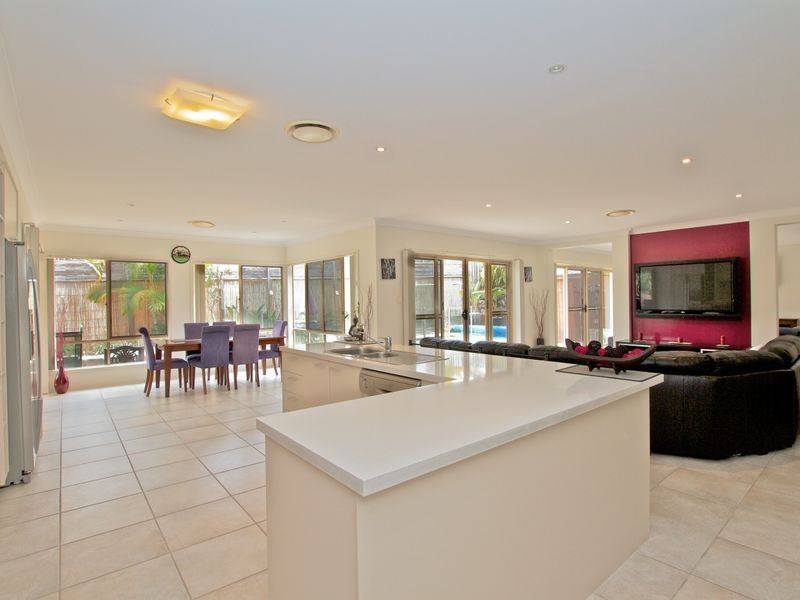 8 Arragan Court, Pacific Pines QLD 4211