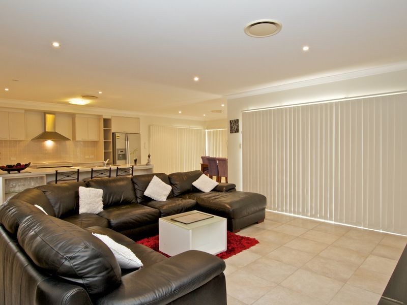 8 Arragan Court, Pacific Pines QLD 4211
