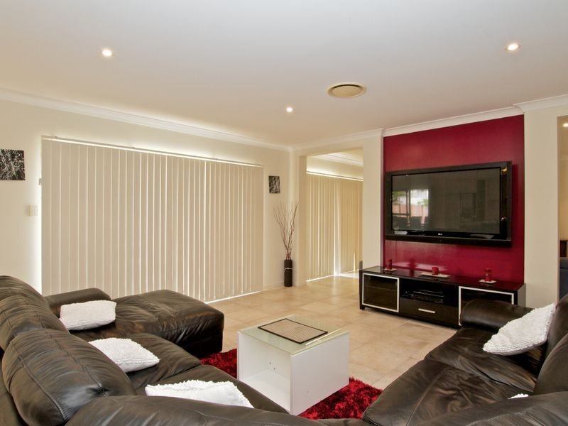 8 Arragan Court, Pacific Pines QLD 4211