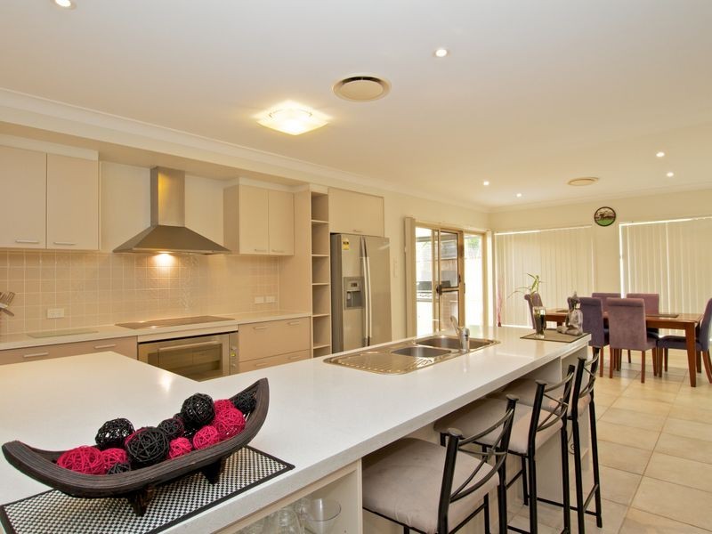 8 Arragan Court, Pacific Pines QLD 4211