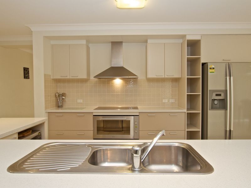 8 Arragan Court, Pacific Pines QLD 4211