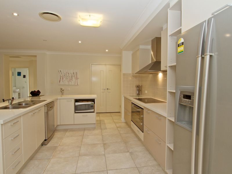8 Arragan Court, Pacific Pines QLD 4211