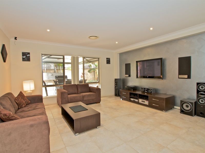 8 Arragan Court, Pacific Pines QLD 4211