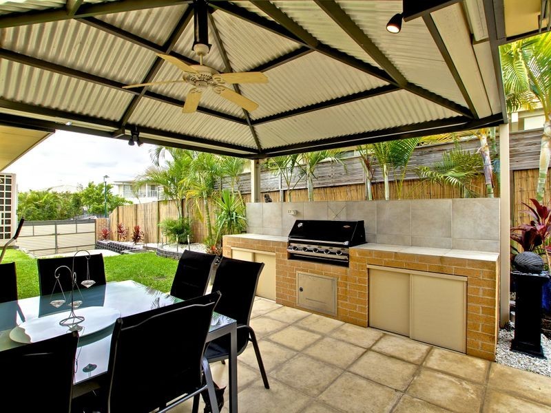 8 Arragan Court, Pacific Pines QLD 4211