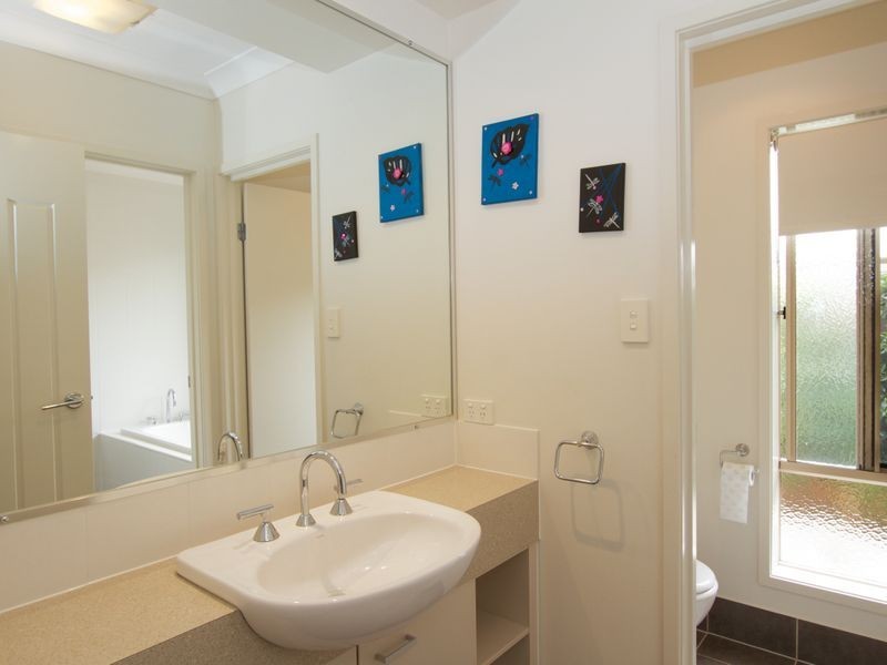 8 Arragan Court, Pacific Pines QLD 4211