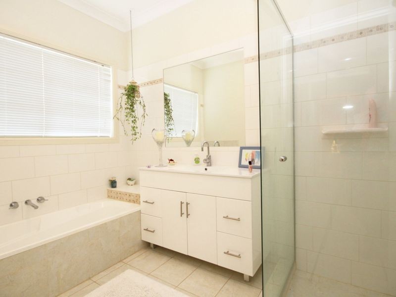 3 Hampshire Close, Highland Park QLD 4211