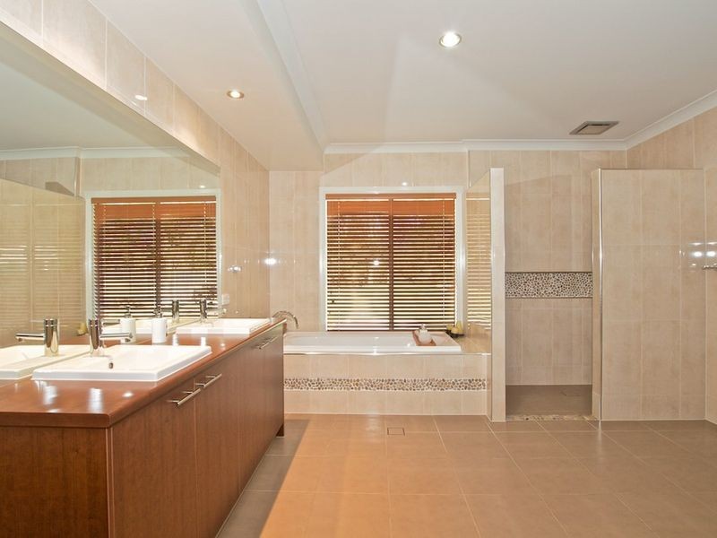 42 Mountain View Crest, Mount Nathan QLD 4211