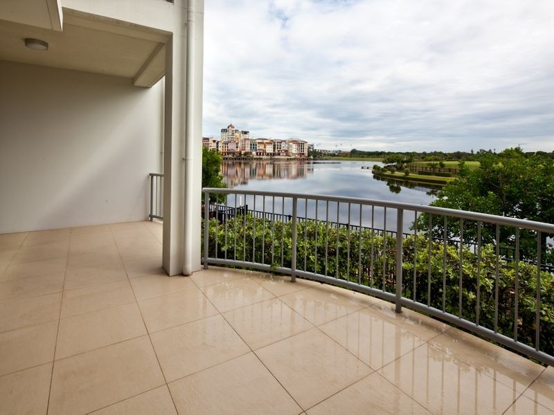 3/5019 Emerald Islands Drive, Carrara QLD 4211