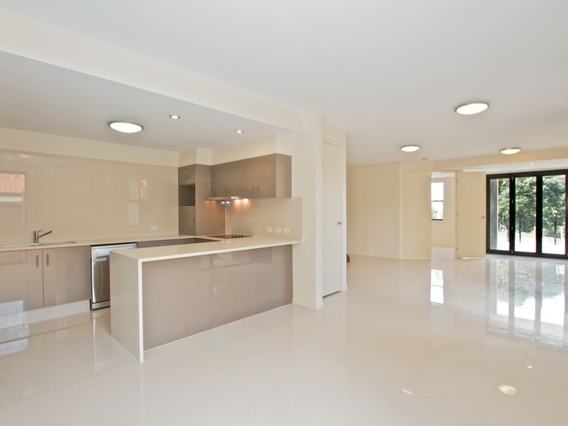 2 Comore Drive, Varsity Lakes QLD 4227
