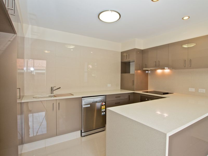 2 Comore Drive, Varsity Lakes QLD 4227