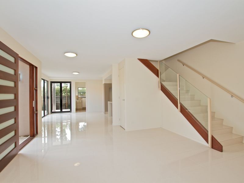 2 Comore Drive, Varsity Lakes QLD 4227