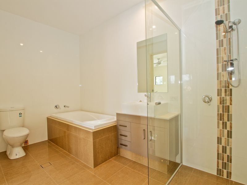 2 Comore Drive, Varsity Lakes QLD 4227