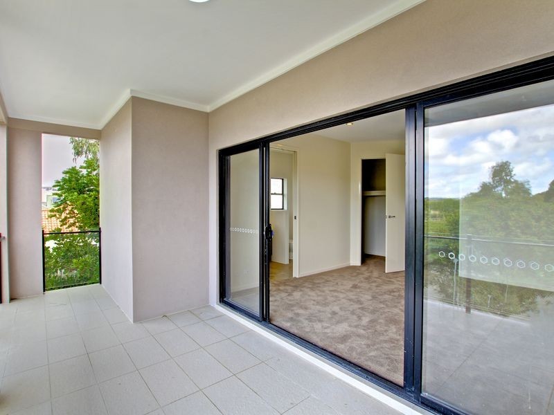 2 Comore Drive, Varsity Lakes QLD 4227