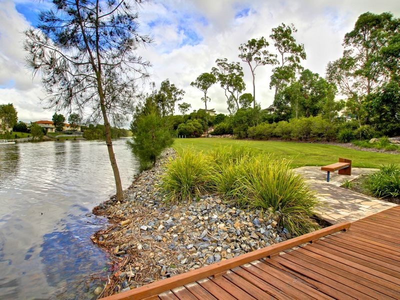 2 Comore Drive, Varsity Lakes QLD 4227