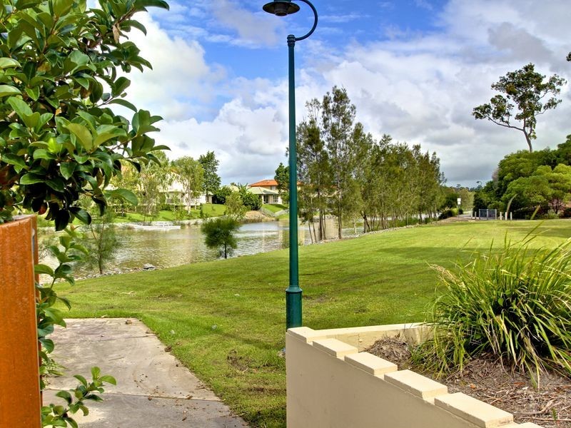 2 Comore Drive, Varsity Lakes QLD 4227