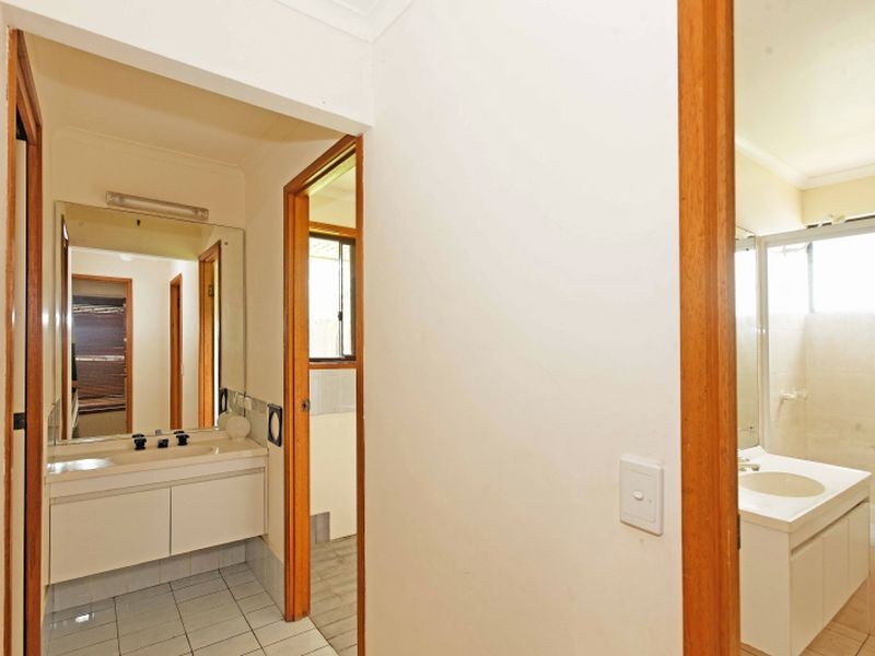 11 Cambridge Court, Carrara QLD 4211