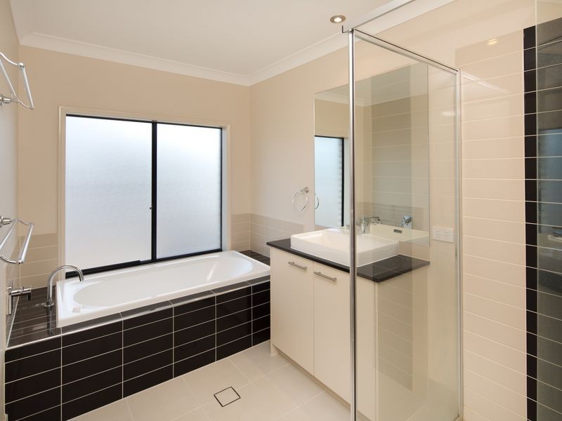 30 Wunburra Circle, Pacific Pines QLD 4211