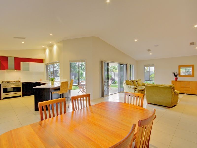 7 Edgewater Place, Helensvale QLD 4212