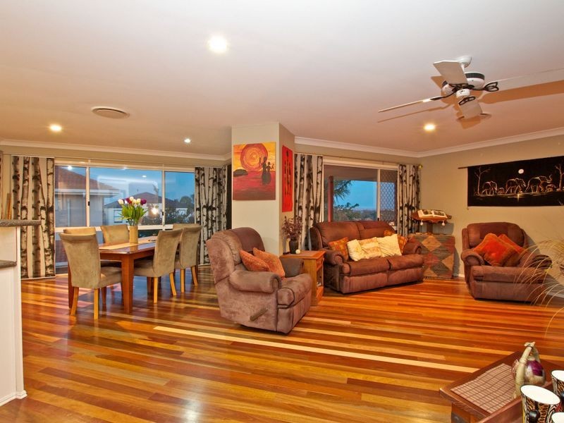 8 Parklane Place, Highland Park QLD 4211