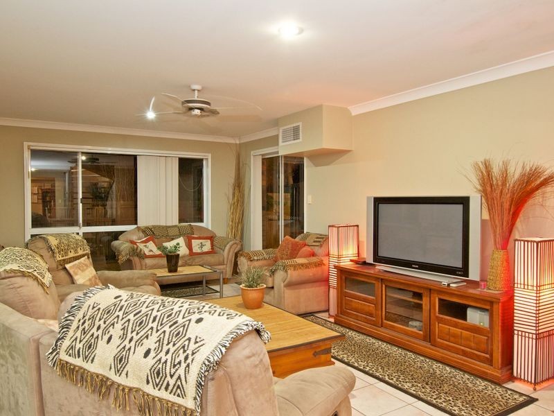 8 Parklane Place, Highland Park QLD 4211