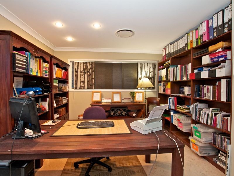 8 Parklane Place, Highland Park QLD 4211