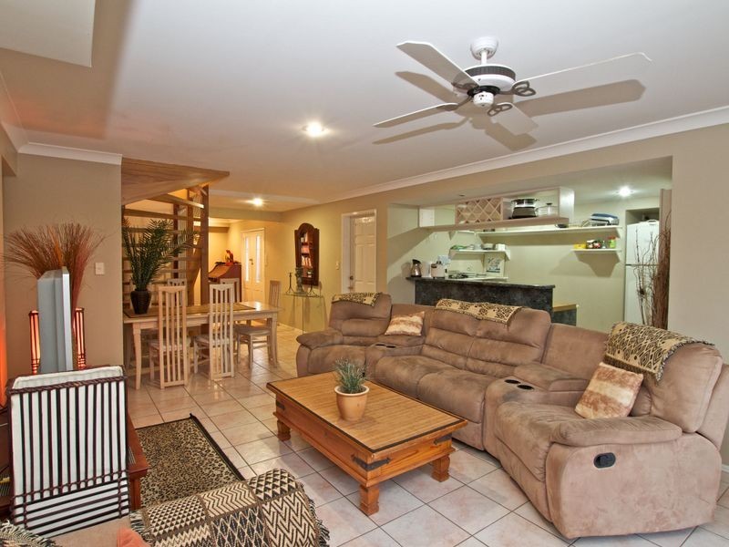 8 Parklane Place, Highland Park QLD 4211