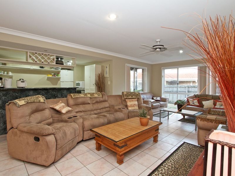 8 Parklane Place, Highland Park QLD 4211