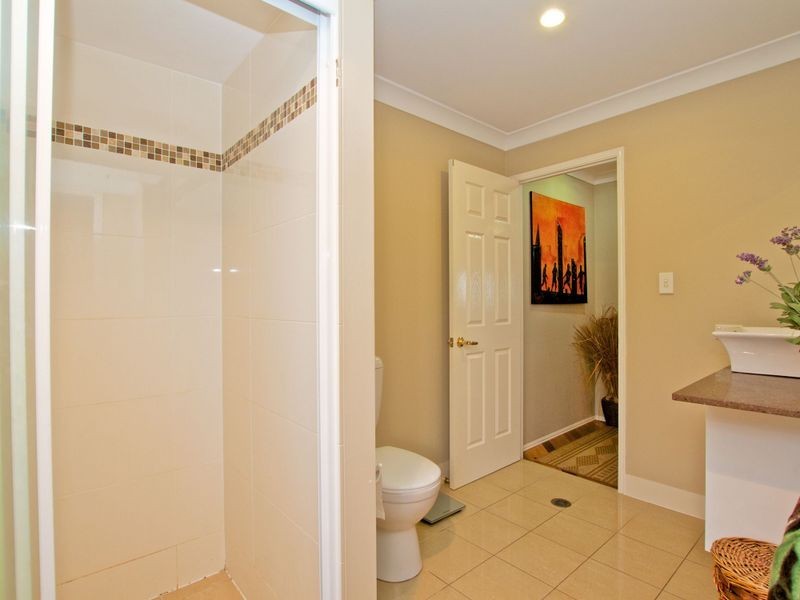 8 Parklane Place, Highland Park QLD 4211