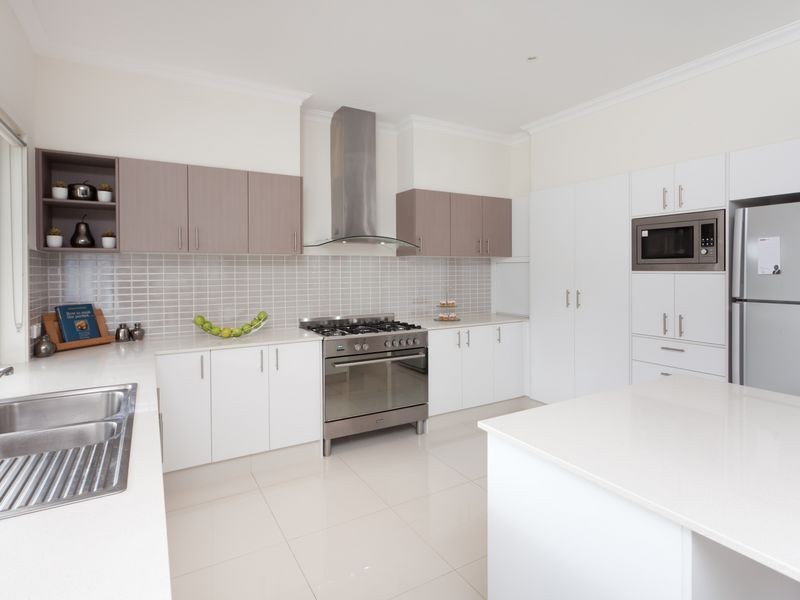 9 Castlereagh Close, Pacific Pines QLD 4211