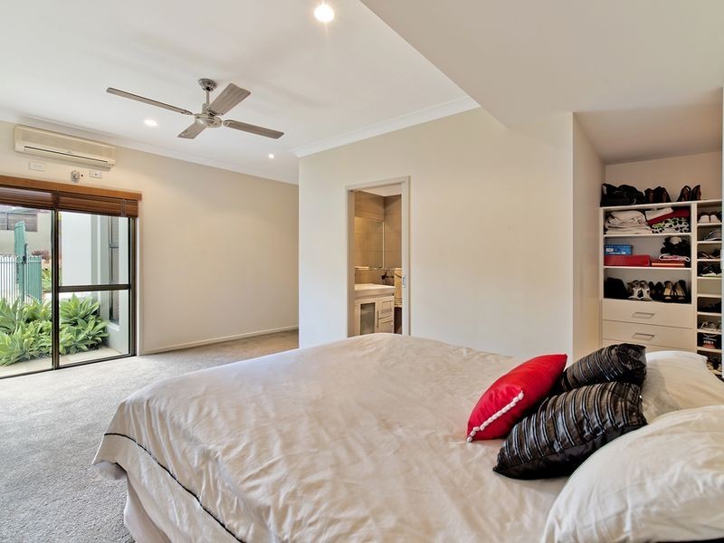 1 Dearne Place, Carrara QLD 4211