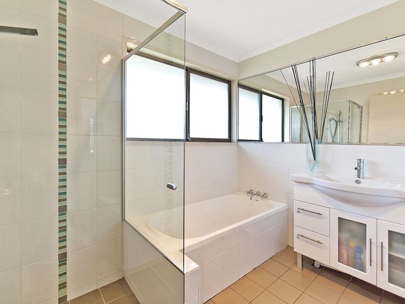1 Dearne Place, Carrara QLD 4211