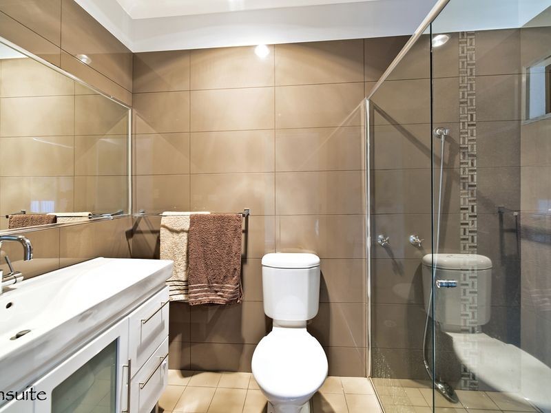 1 Dearne Place, Carrara QLD 4211