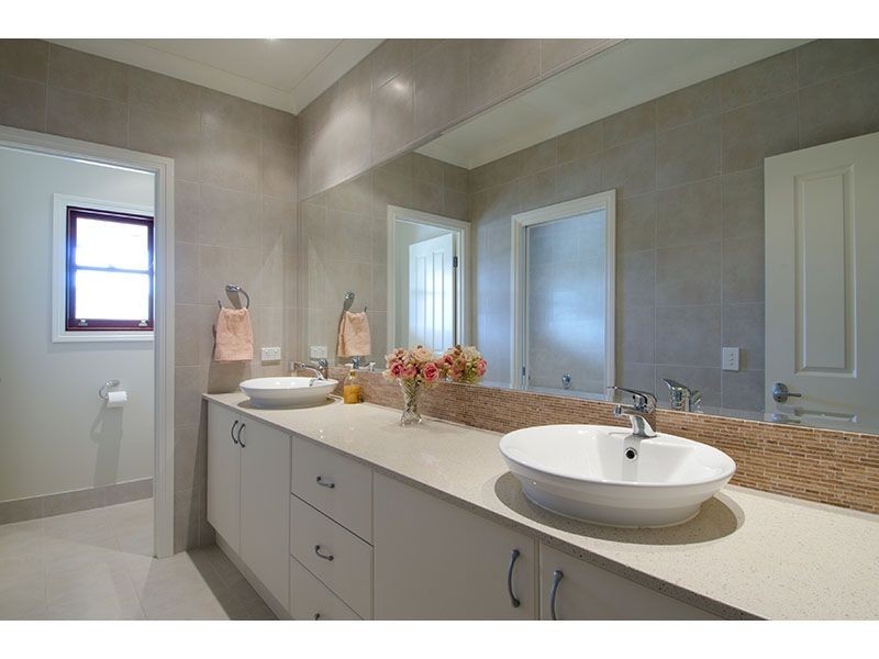 25 Mountain View Crest, Mount Nathan QLD 4211
