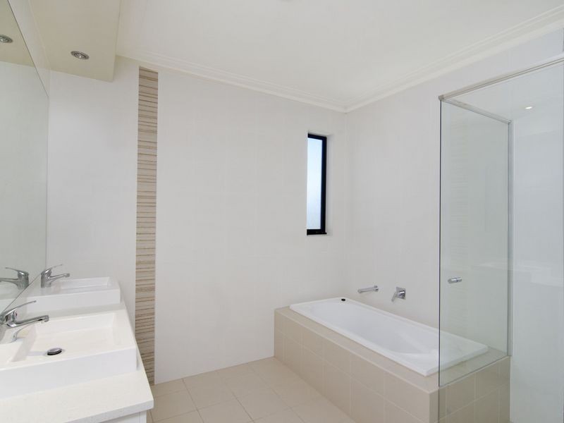 1034 Lakeview Terrace, Benowa QLD 4217