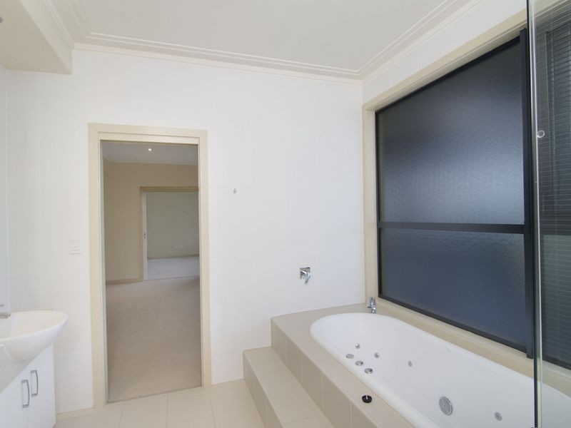 1034 Lakeview Terrace, Benowa QLD 4217