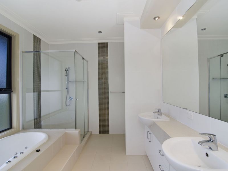 1034 Lakeview Terrace, Benowa QLD 4217