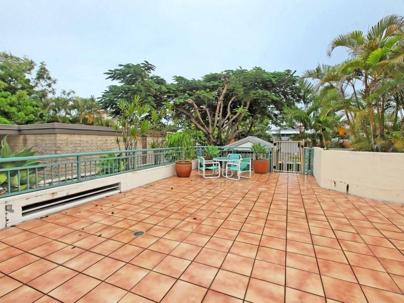 2/9 Stanhill Drive, Surfers Paradise QLD 4217