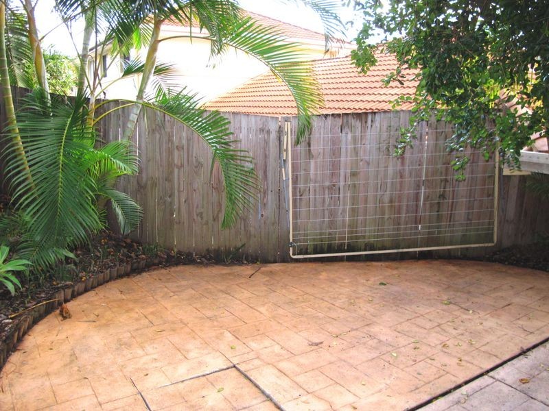 2/4 Bushmead Street, Nerang QLD 4211