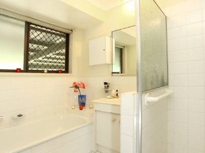 2/4 Gumbeel Court, Highland Park QLD 4211