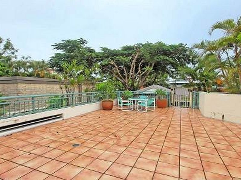 2/9 Stanhill Drive, Surfers Paradise QLD 4217